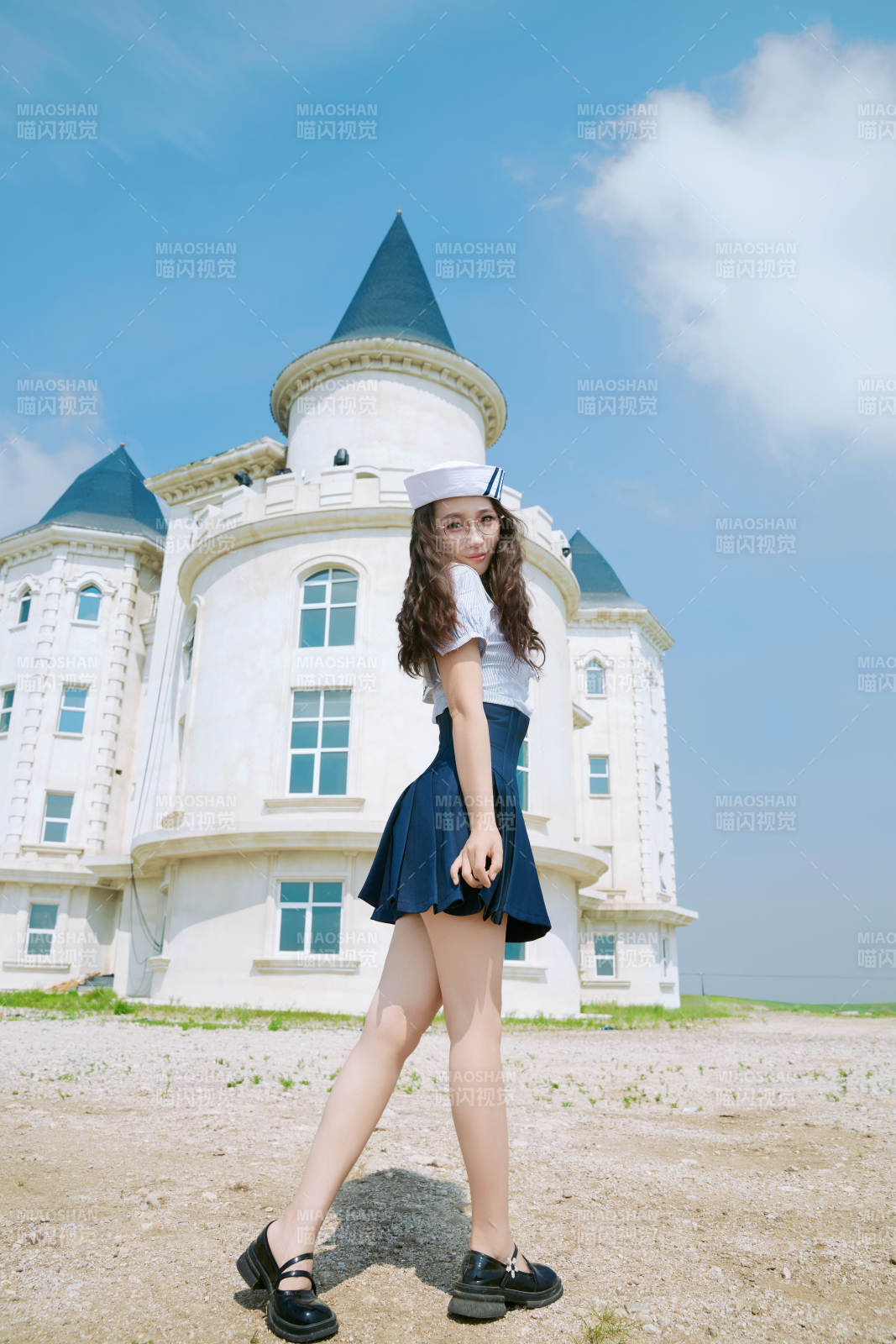 身穿水手服在城堡別墅前拍照打卡的亞洲美女