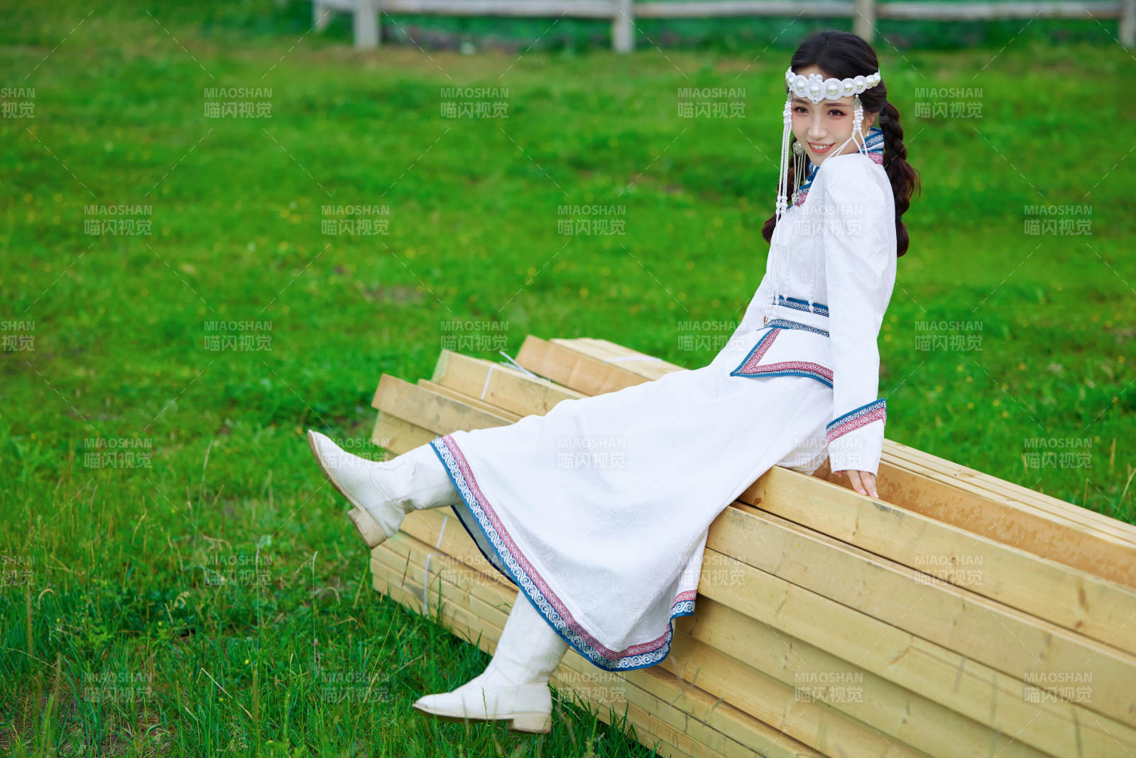 穿著蒙古族不里亞特傳統服飾的亞洲美女