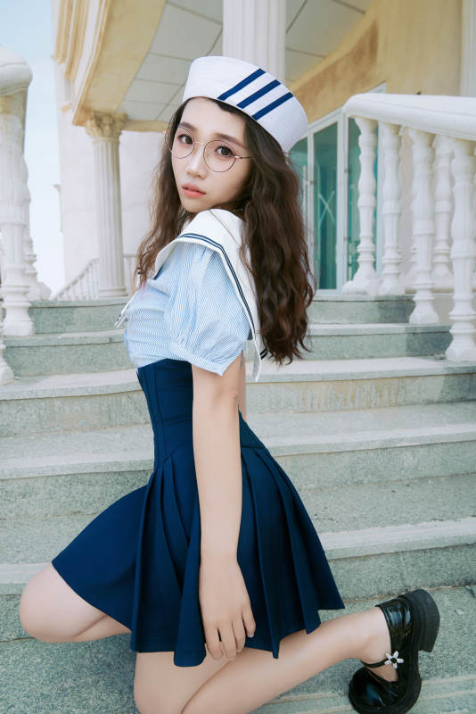 身穿水手服在城堡别墅前拍照打卡的亚洲美女