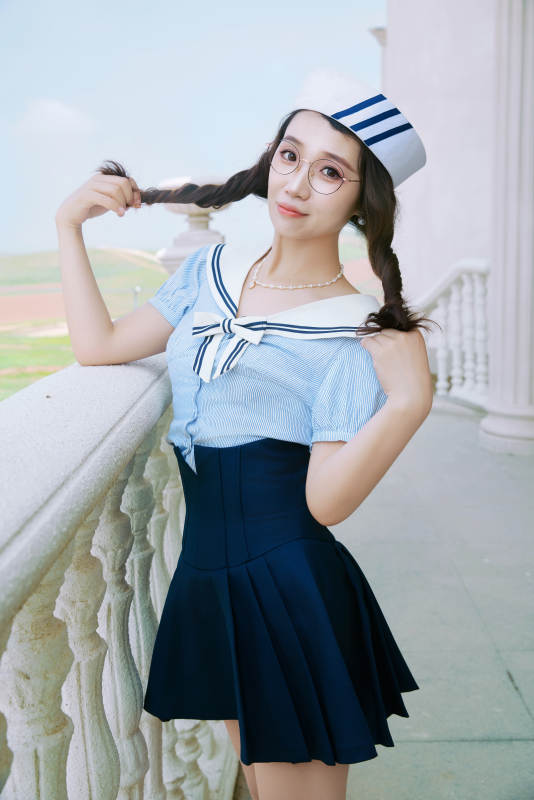 身穿水手服在城堡别墅前拍照打卡的亚洲美女
