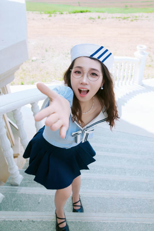 身穿水手服在城堡别墅前拍照打卡的亚洲美女