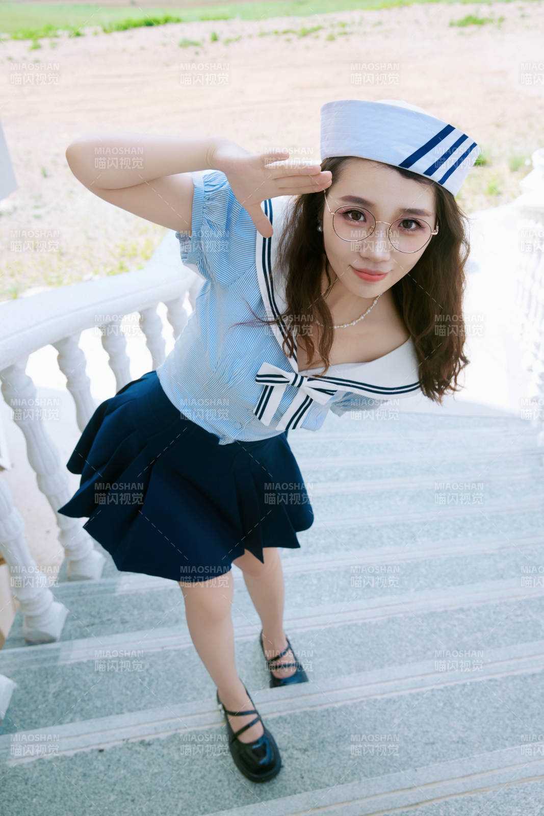 身穿水手服在城堡別墅前拍照打卡的亞洲美女