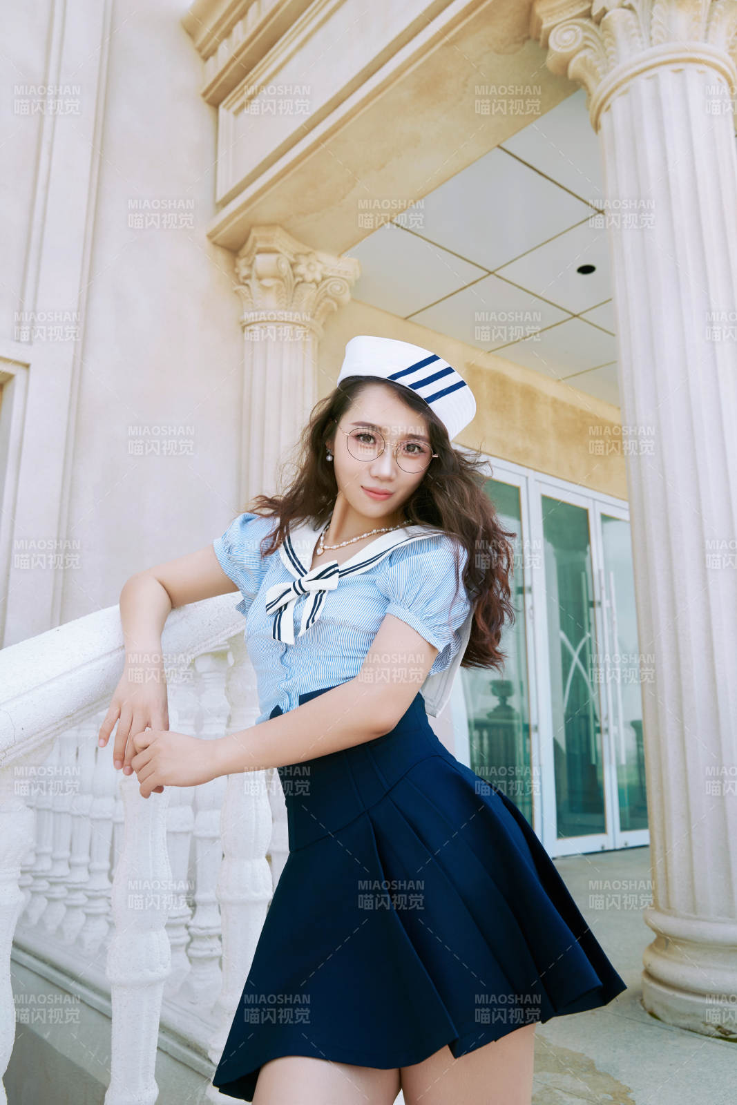 身穿水手服在城堡別墅前拍照打卡的亞洲美女