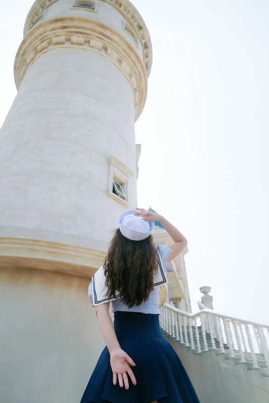 身穿水手服在城堡别墅前拍照打卡的亚洲美女