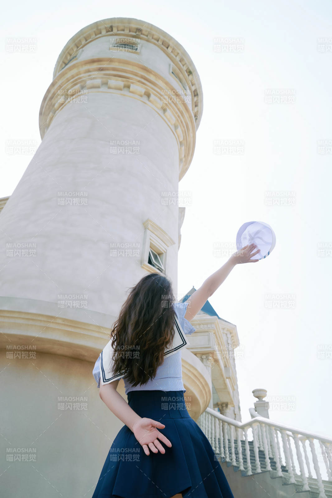 身穿水手服在城堡別墅前拍照打卡的亞洲美女