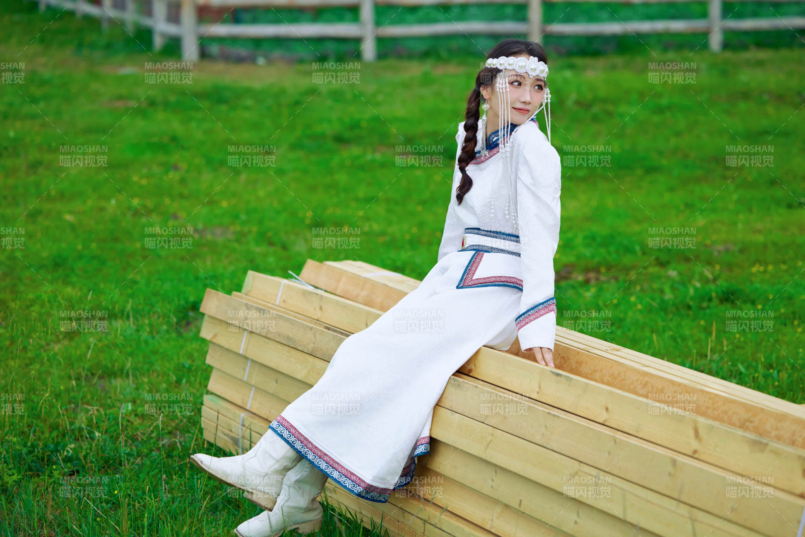 穿著蒙古族不里亞特傳統服飾的亞洲美女