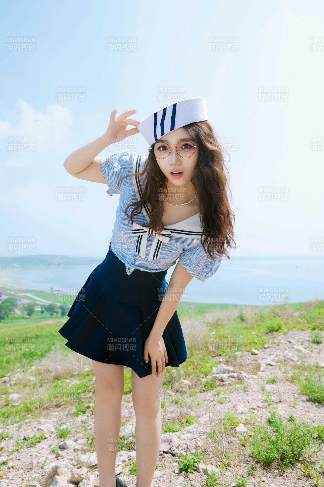 身穿水手服在城堡別墅前拍照打卡的亞洲美女