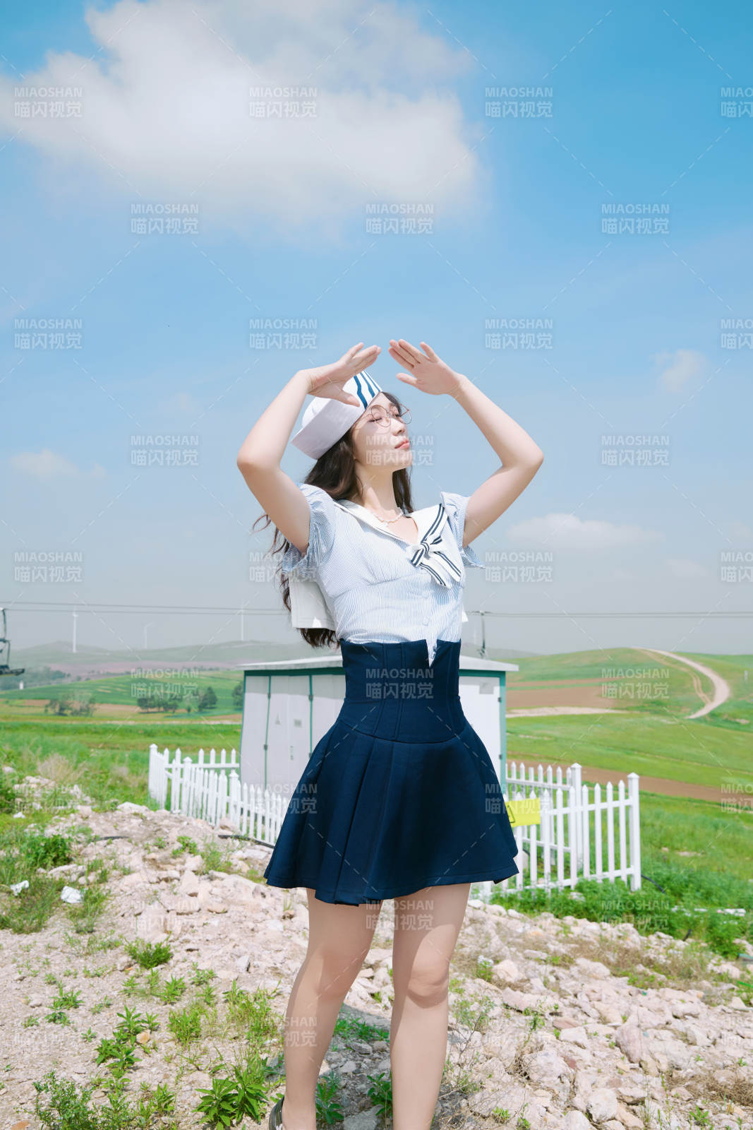 身穿水手服在城堡別墅前拍照打卡的亞洲美女