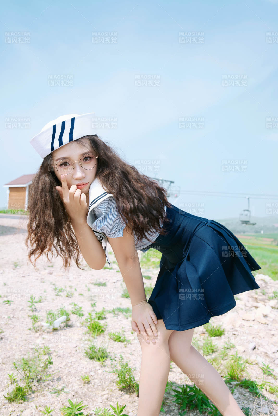 身穿水手服在城堡別墅前拍照打卡的亞洲美女