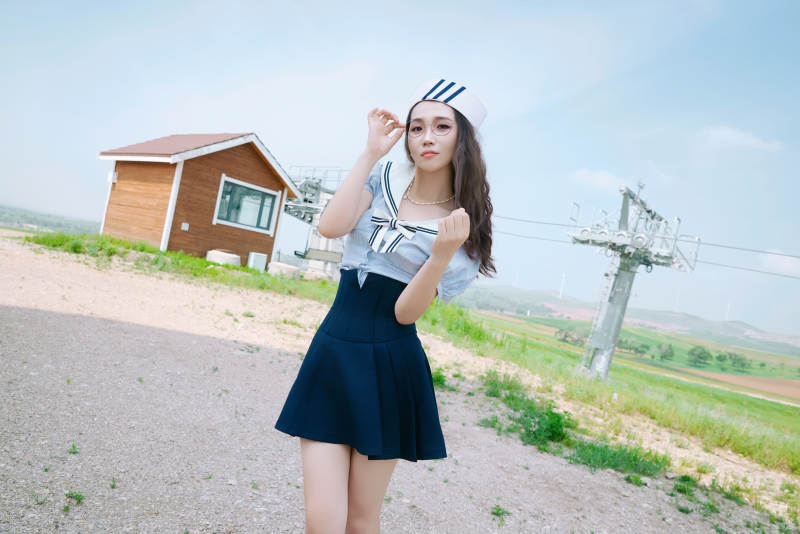 身穿水手服在城堡别墅前拍照打卡的亚洲美女