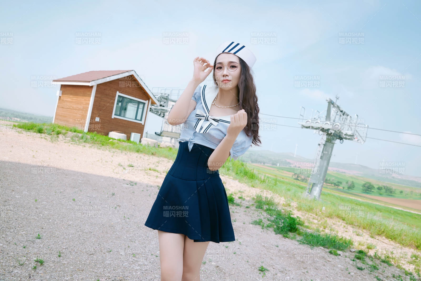 身穿水手服在城堡别墅前拍照打卡的亚洲美女