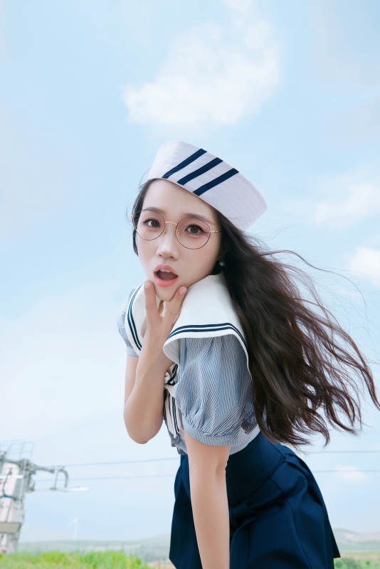 身穿水手服在城堡别墅前拍照打卡的亚洲美女