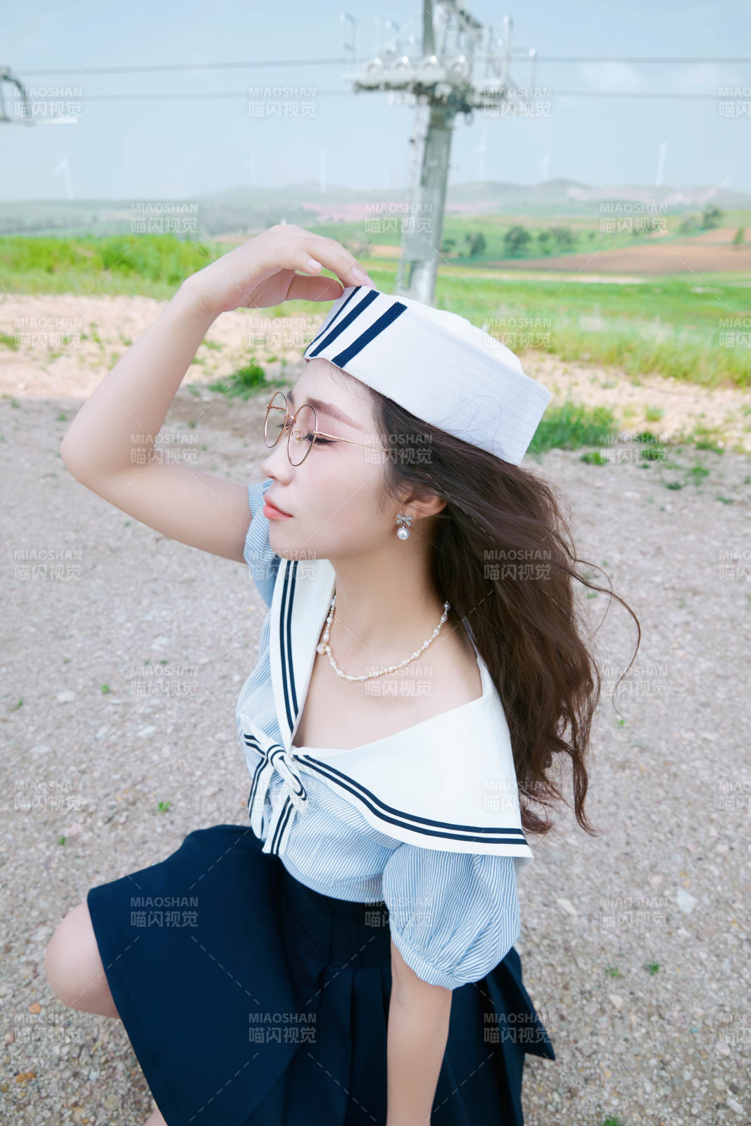 身穿水手服在城堡别墅前拍照打卡的亚洲美女