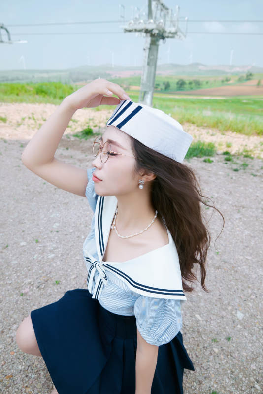 身穿水手服在城堡别墅前拍照打卡的亚洲美女