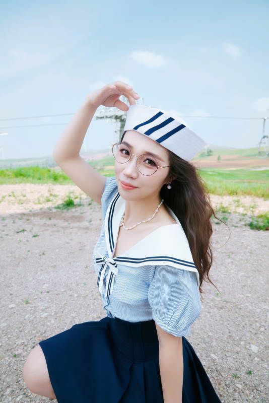 身穿水手服在城堡别墅前拍照打卡的亚洲美女