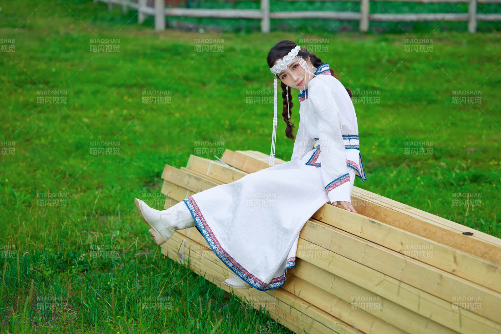 穿著蒙古族不里亞特傳統服飾的亞洲美女