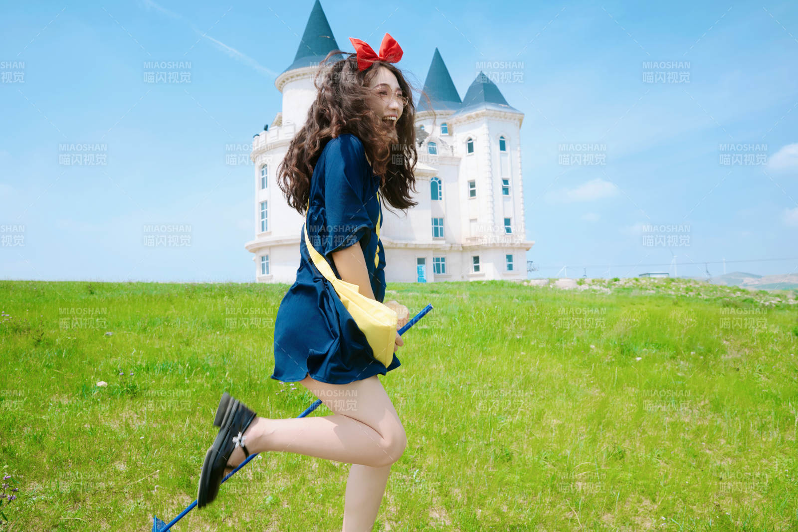 身穿小魔女服飾在城堡前拍照打卡的亞洲美女