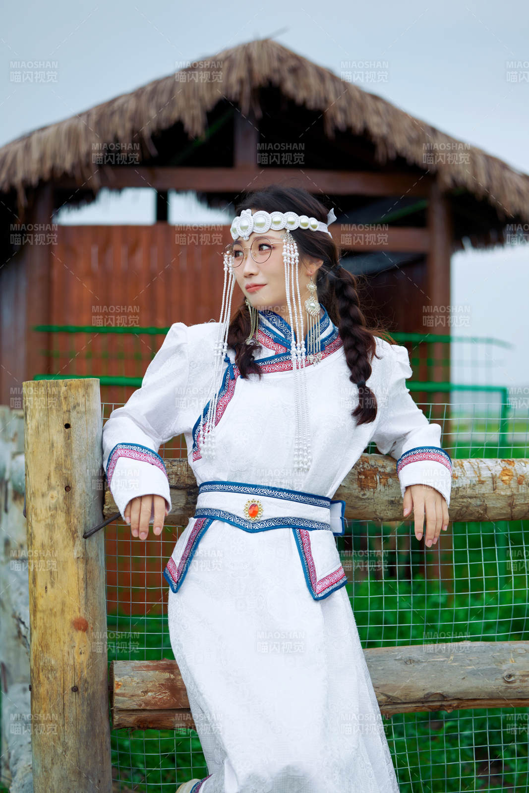 穿著蒙古族不里亞特傳統服飾的亞洲美女