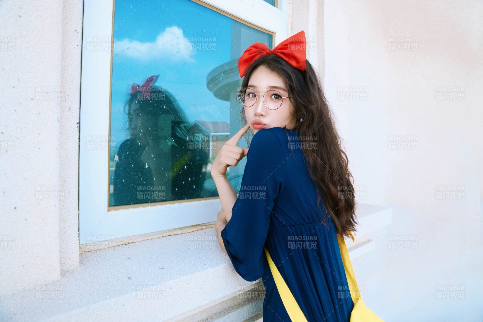 身穿小魔女服饰在城堡前拍照打卡的亚洲美女