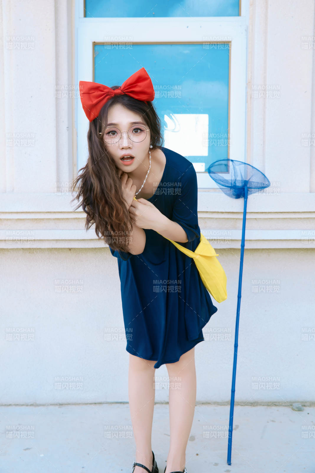 身穿小魔女服饰在城堡前拍照打卡的亚洲美女