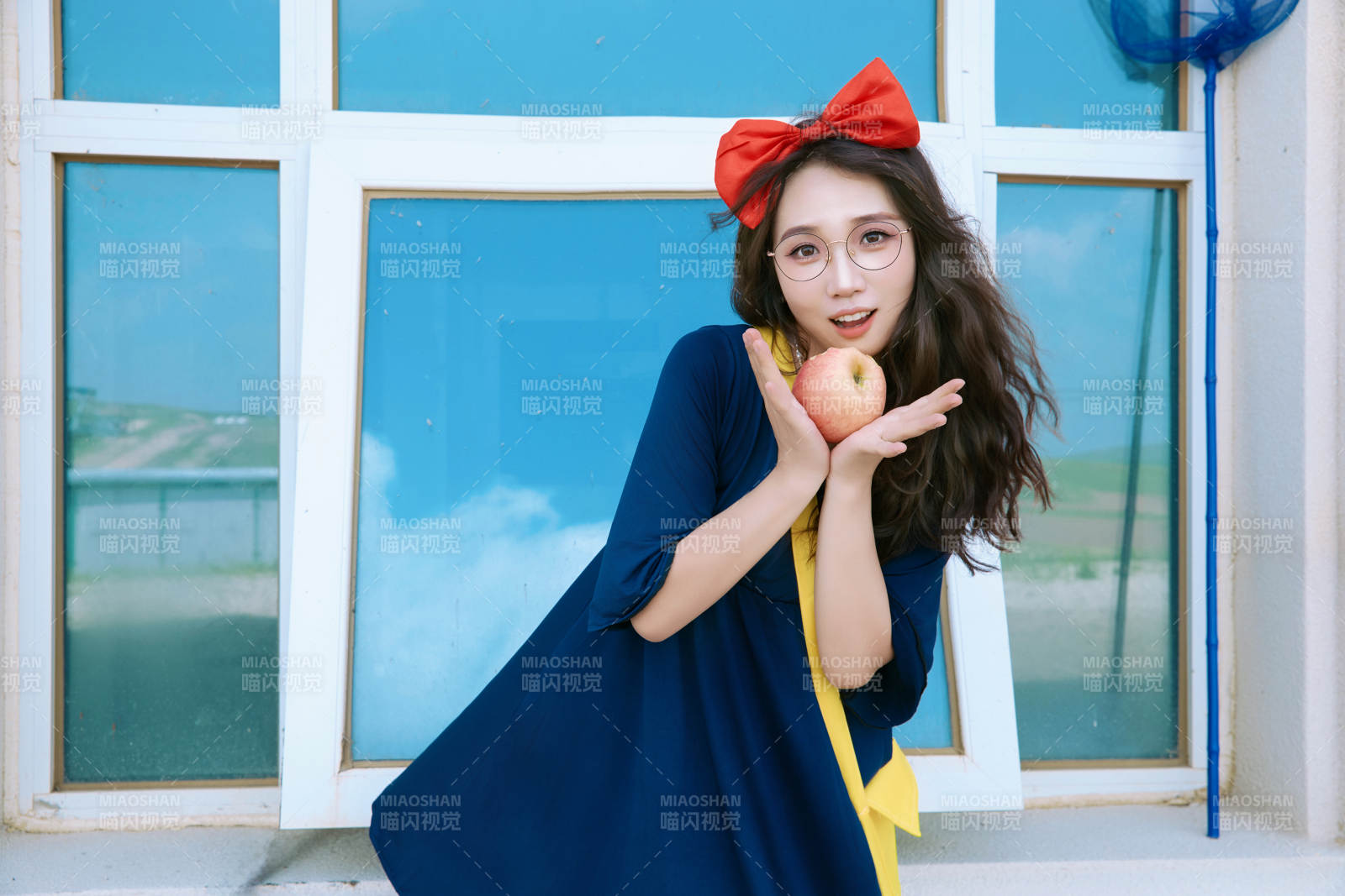 身穿小魔女服饰在城堡前拍照打卡的亚洲美女