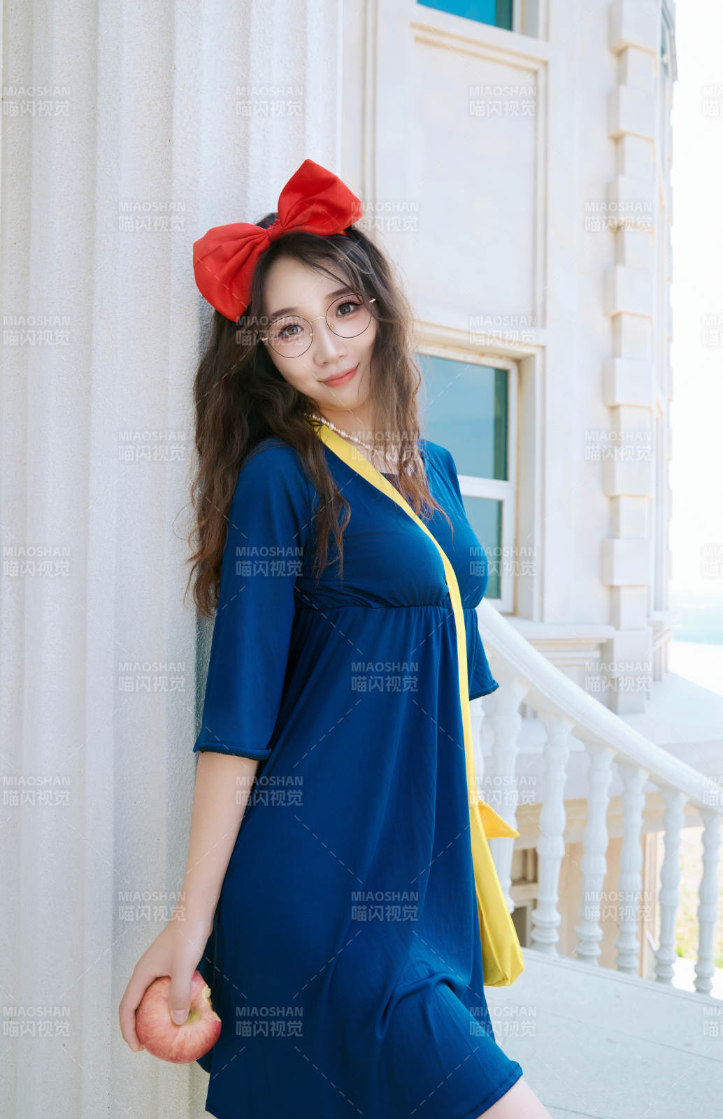 身穿小魔女服飾在城堡前拍照打卡的亞洲美女