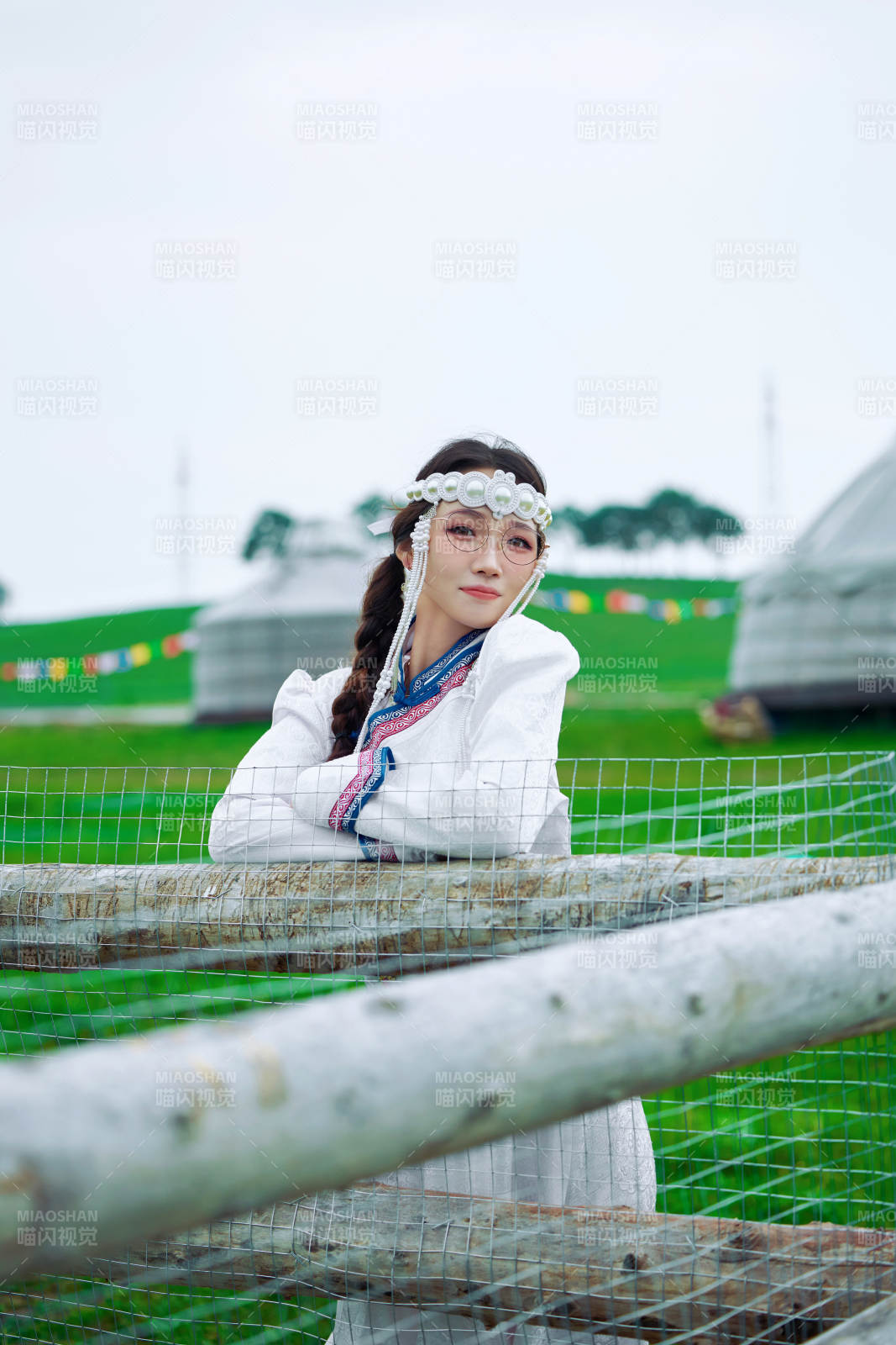 穿著蒙古族不里亞特傳統服飾的亞洲美女