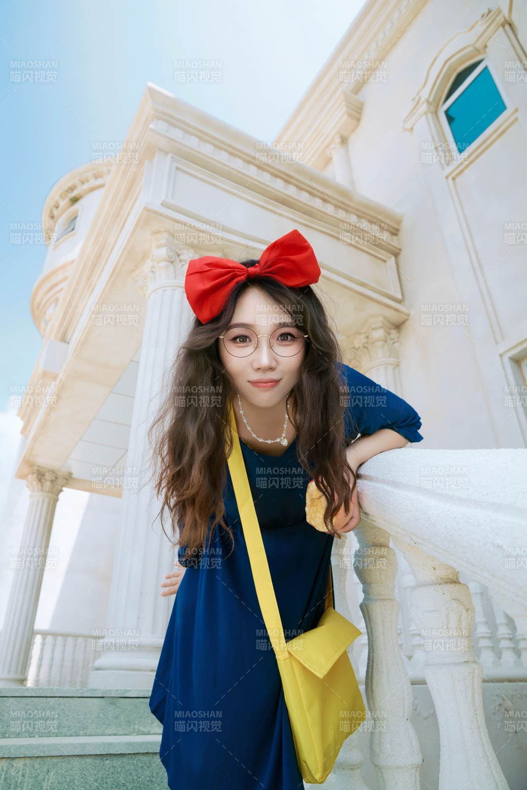 身穿小魔女服飾在城堡前拍照打卡的亞洲美女