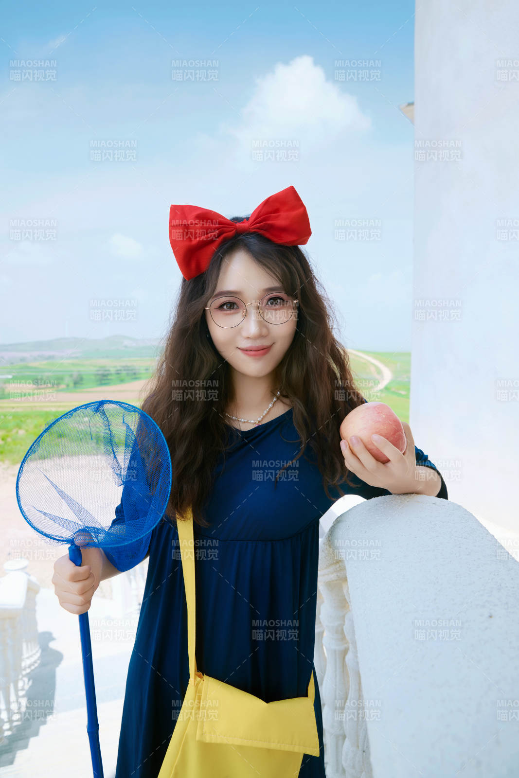 身穿小魔女服飾在城堡前拍照打卡的亞洲美女