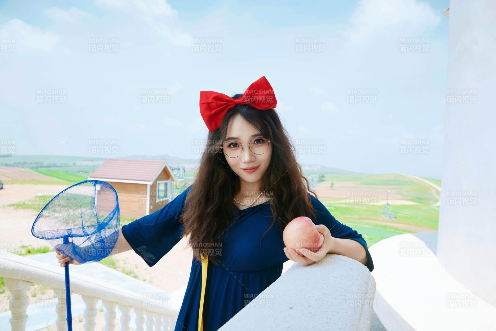 身穿小魔女服飾在城堡前拍照打卡的亞洲美女