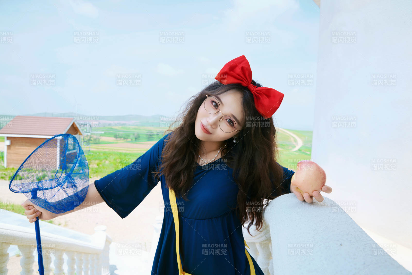 身穿小魔女服飾在城堡前拍照打卡的亞洲美女