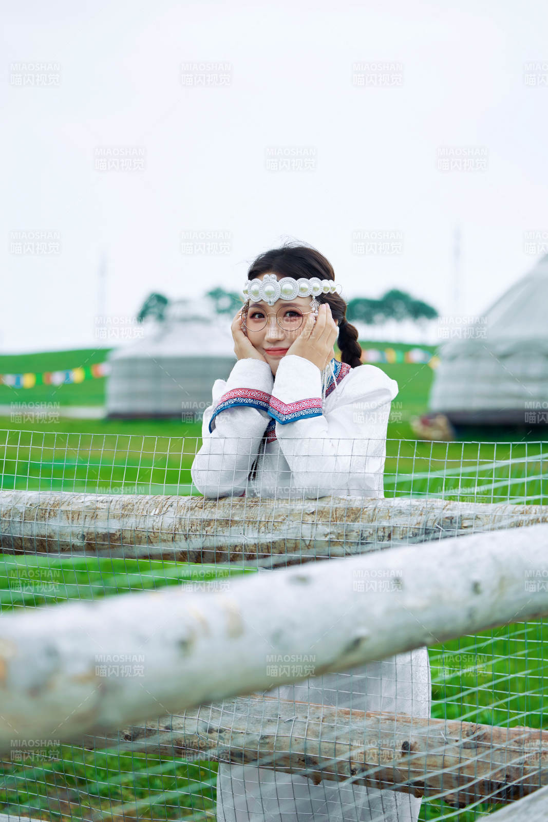 穿着蒙古族不里亚特传统服饰的亚洲美女