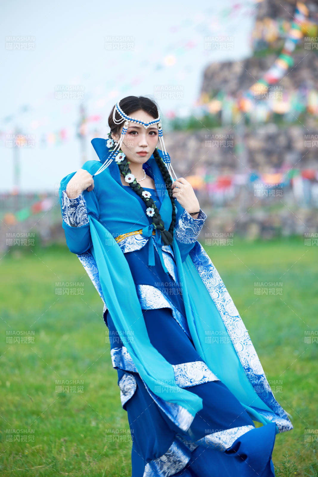 在草原穿著古風服飾拍照的亞洲美女