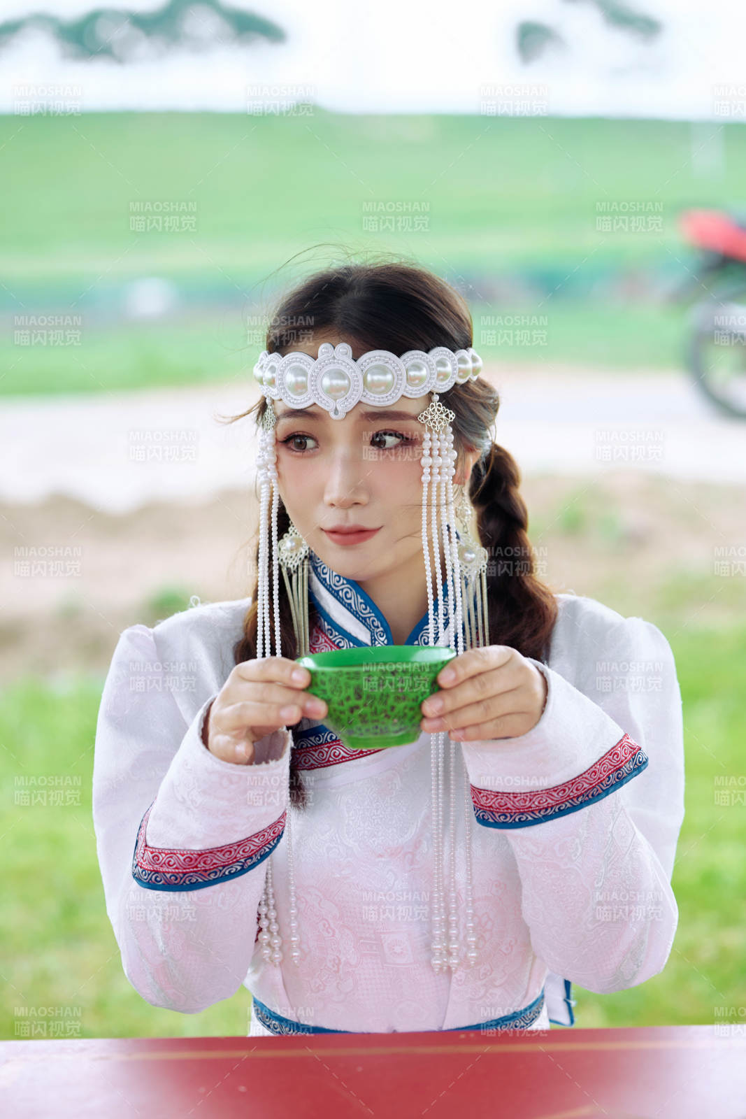 穿着蒙古族传统服饰品尝奶茶的亚洲美女