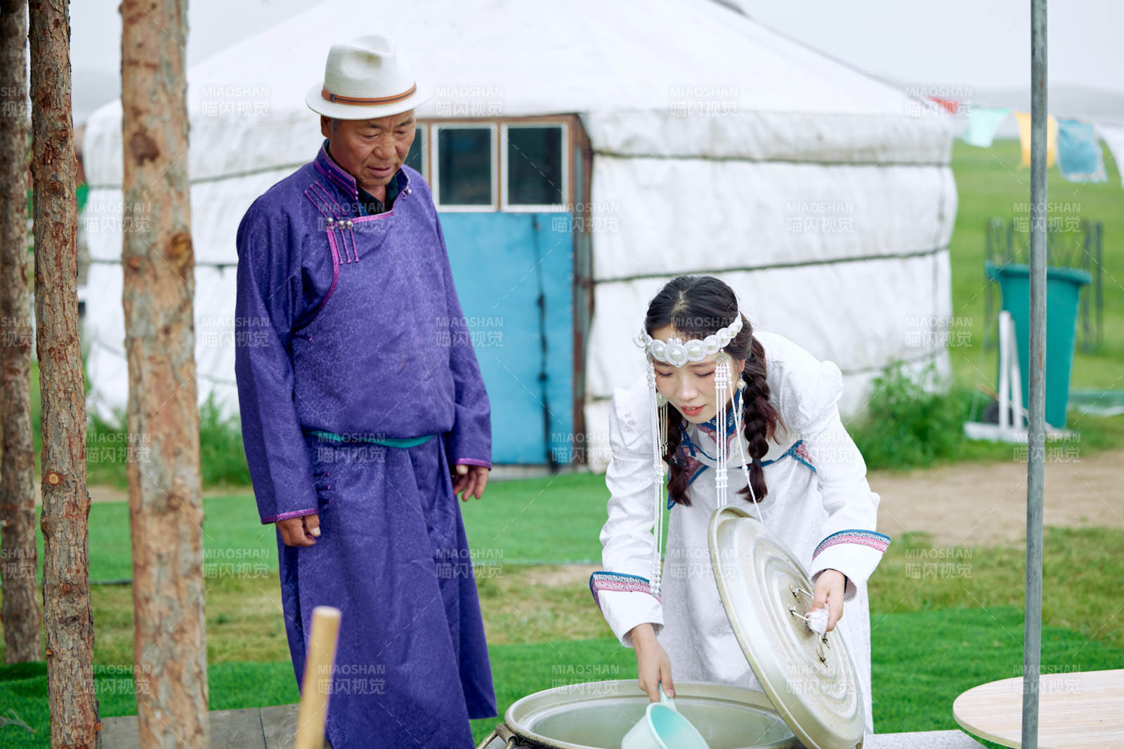 在蒙古包前為游客打奶茶的蒙古族父女