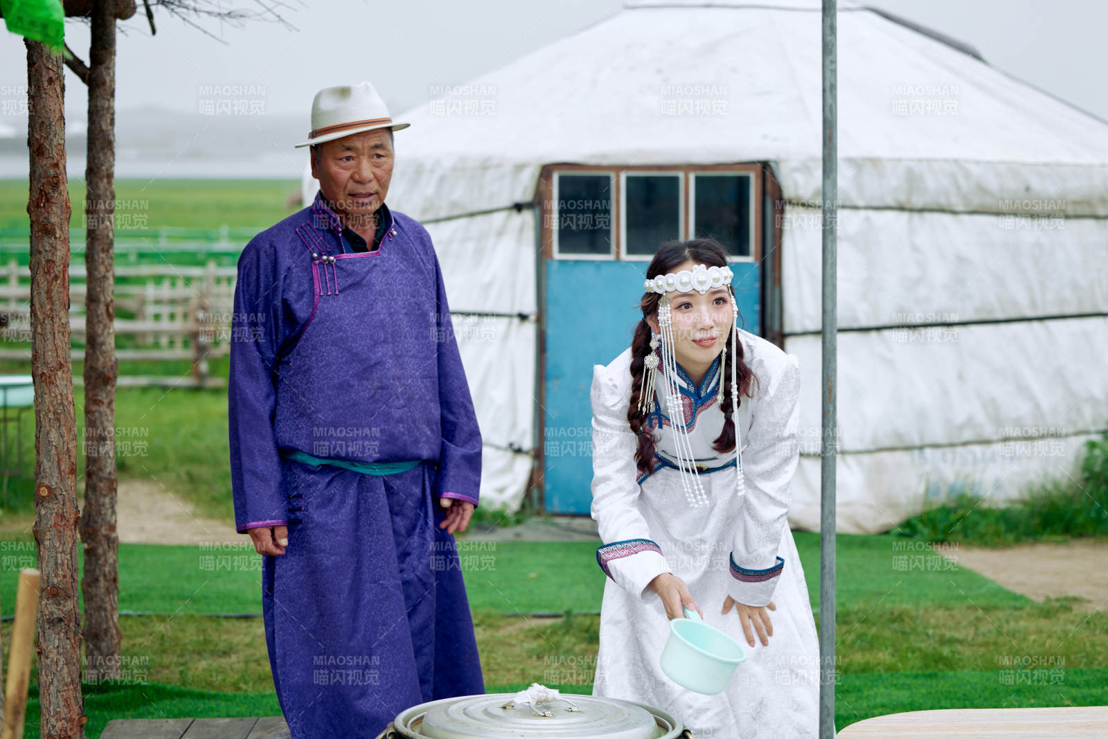 在蒙古包前為游客打奶茶的蒙古族父女