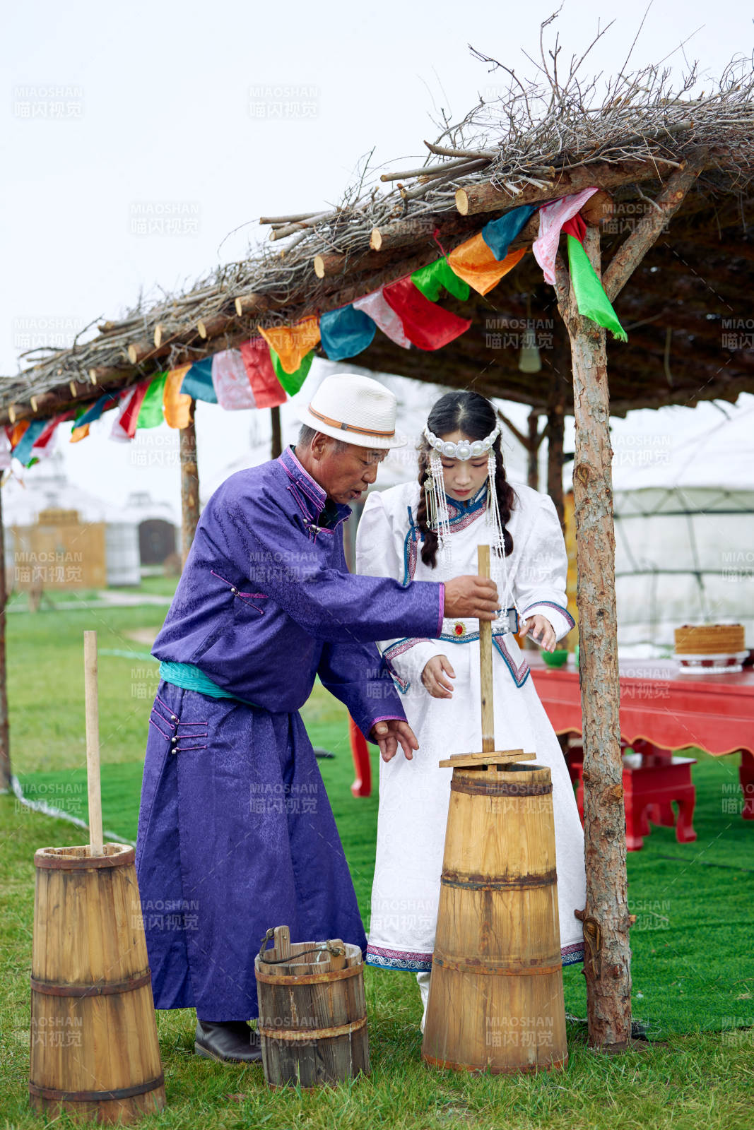在蒙古包前為游客打奶茶的蒙古族父女