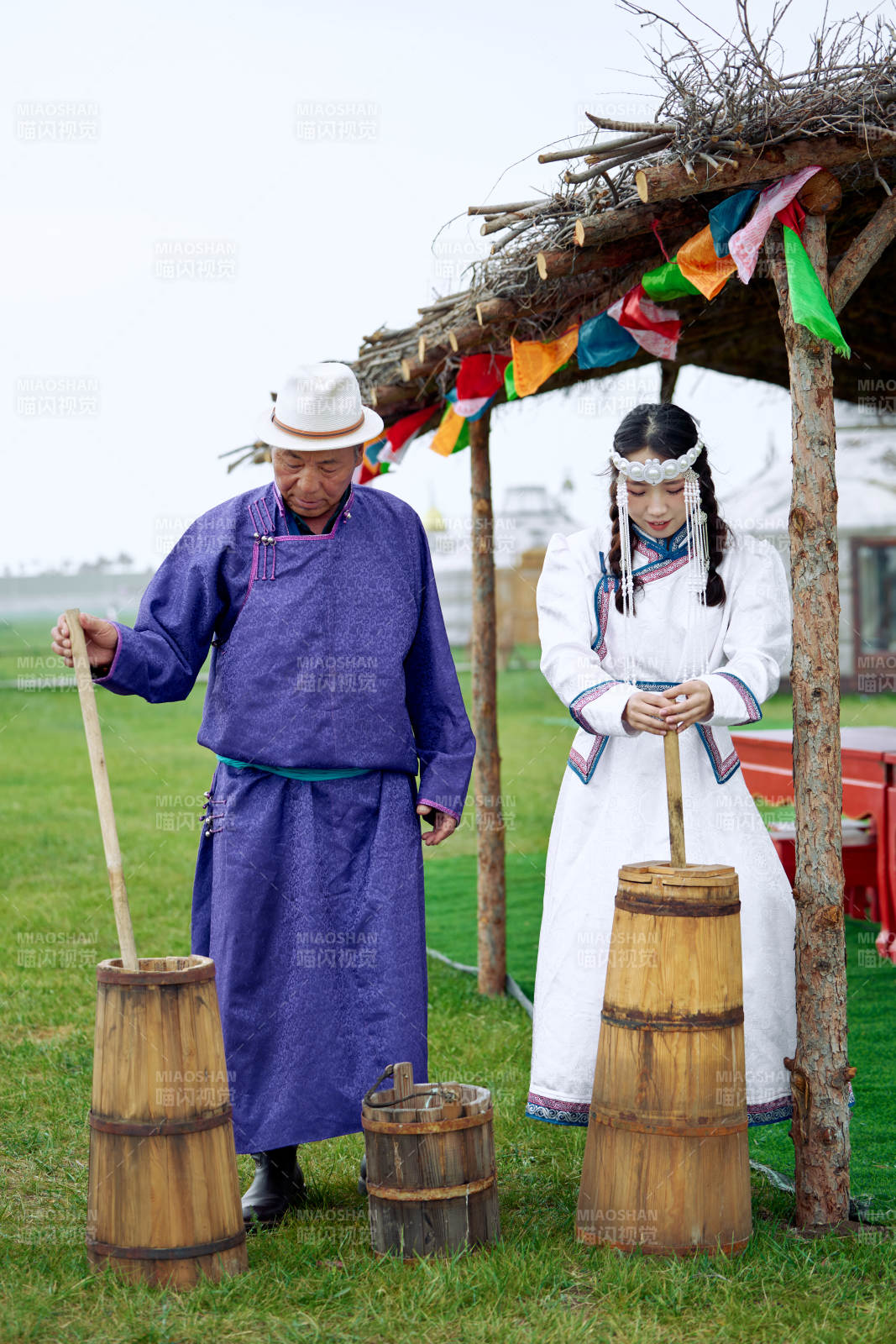 在蒙古包前為游客打奶茶的蒙古族父女
