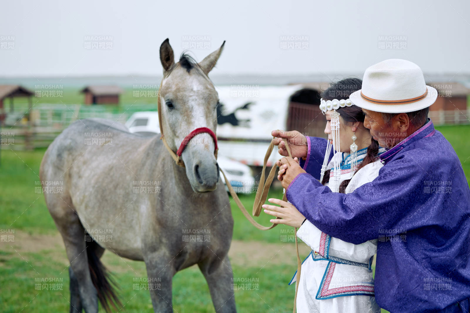 在草原放牧的蒙古族牧民父女