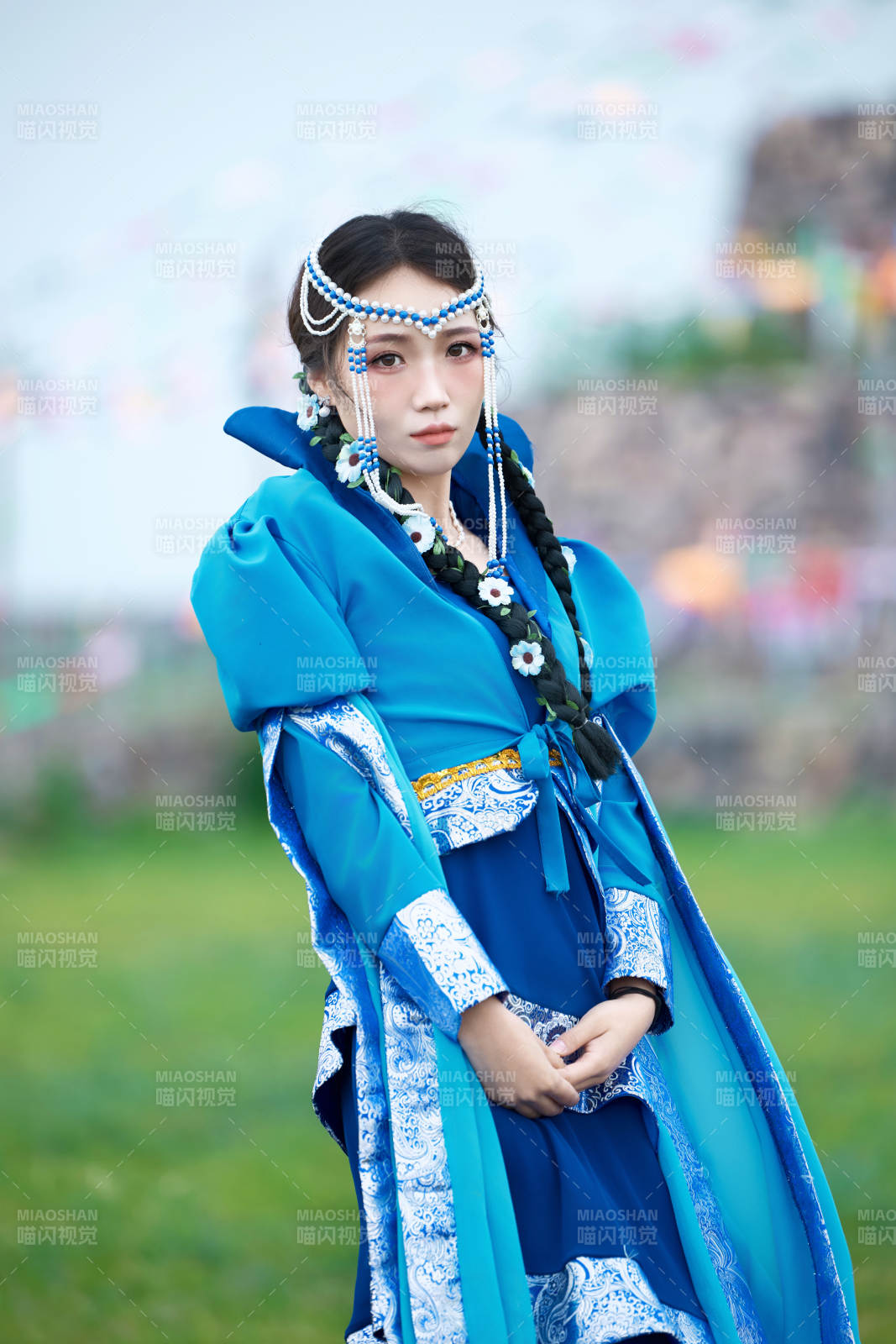 在草原穿著古風(fēng)服飾拍照的亞洲美女