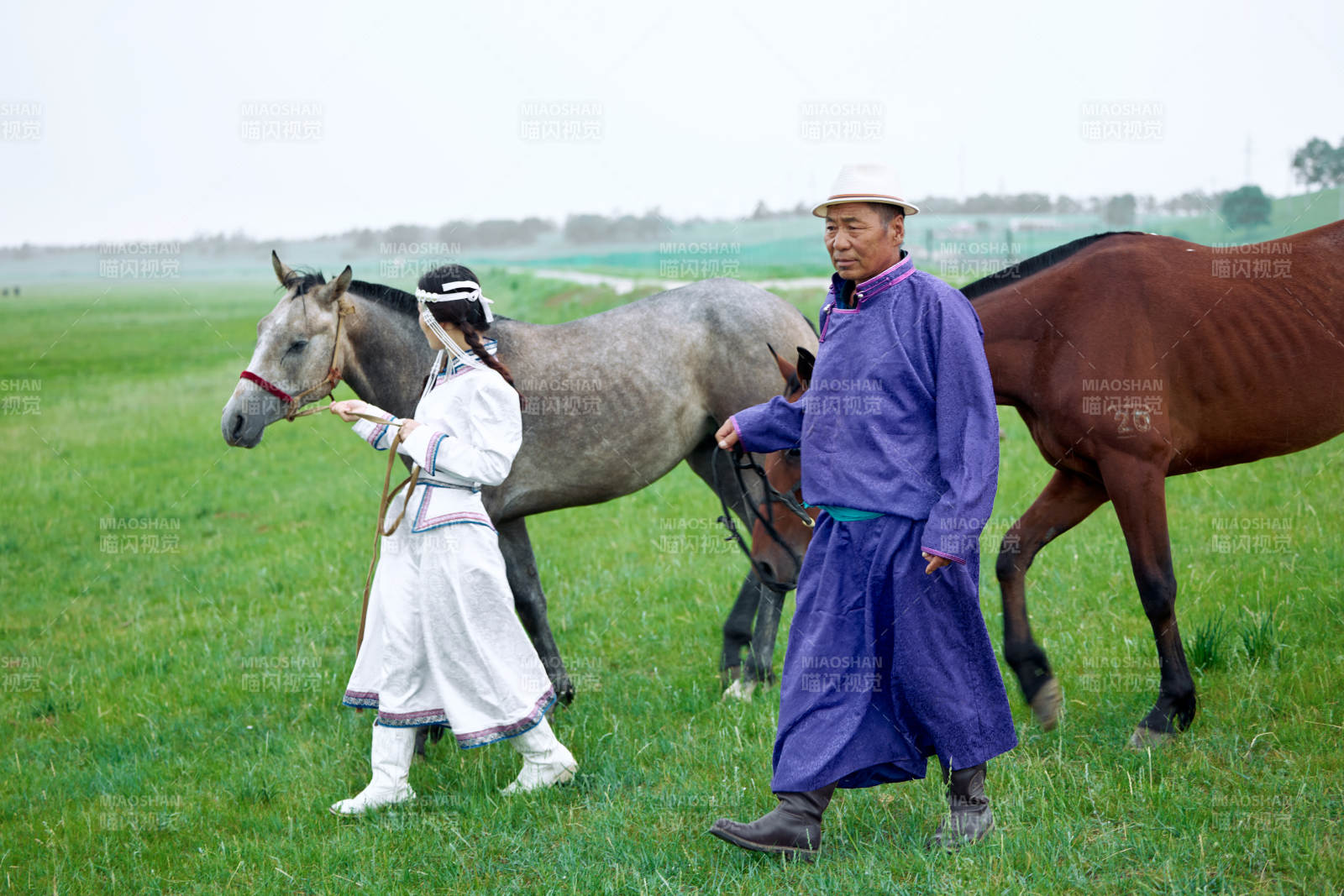 在草原放牧的蒙古族牧民父女