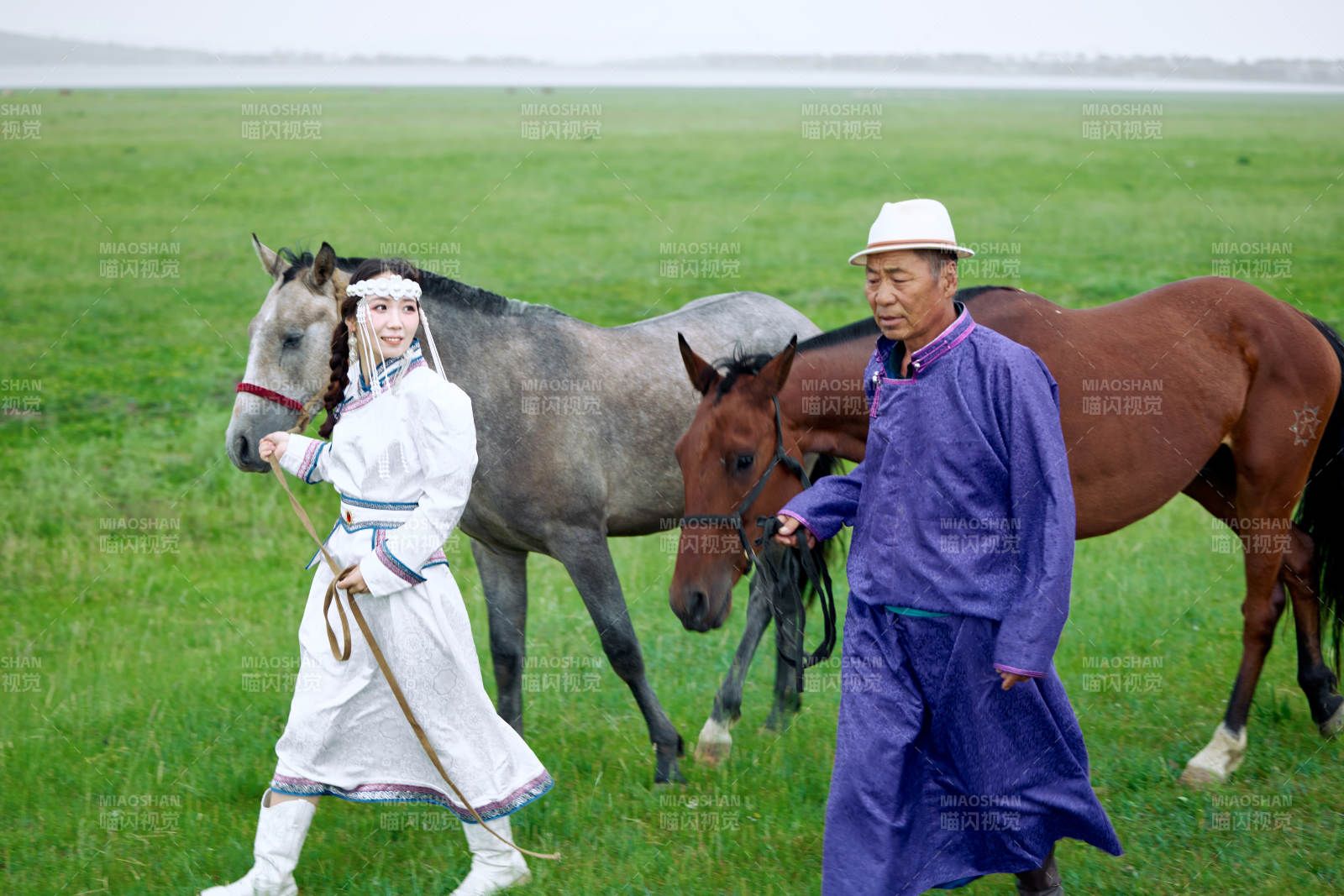 在草原放牧的蒙古族牧民父女