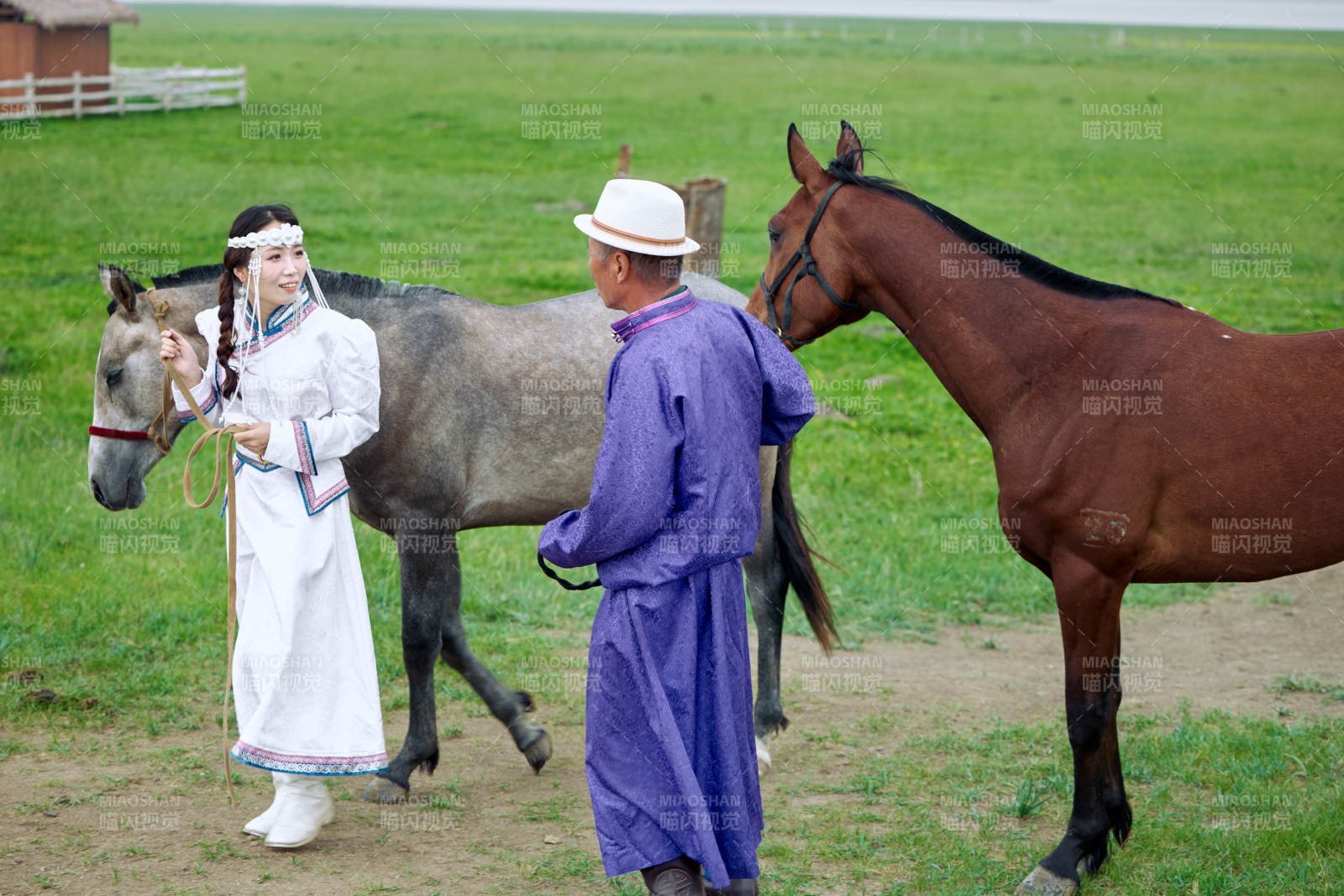 在草原放牧的蒙古族牧民父女