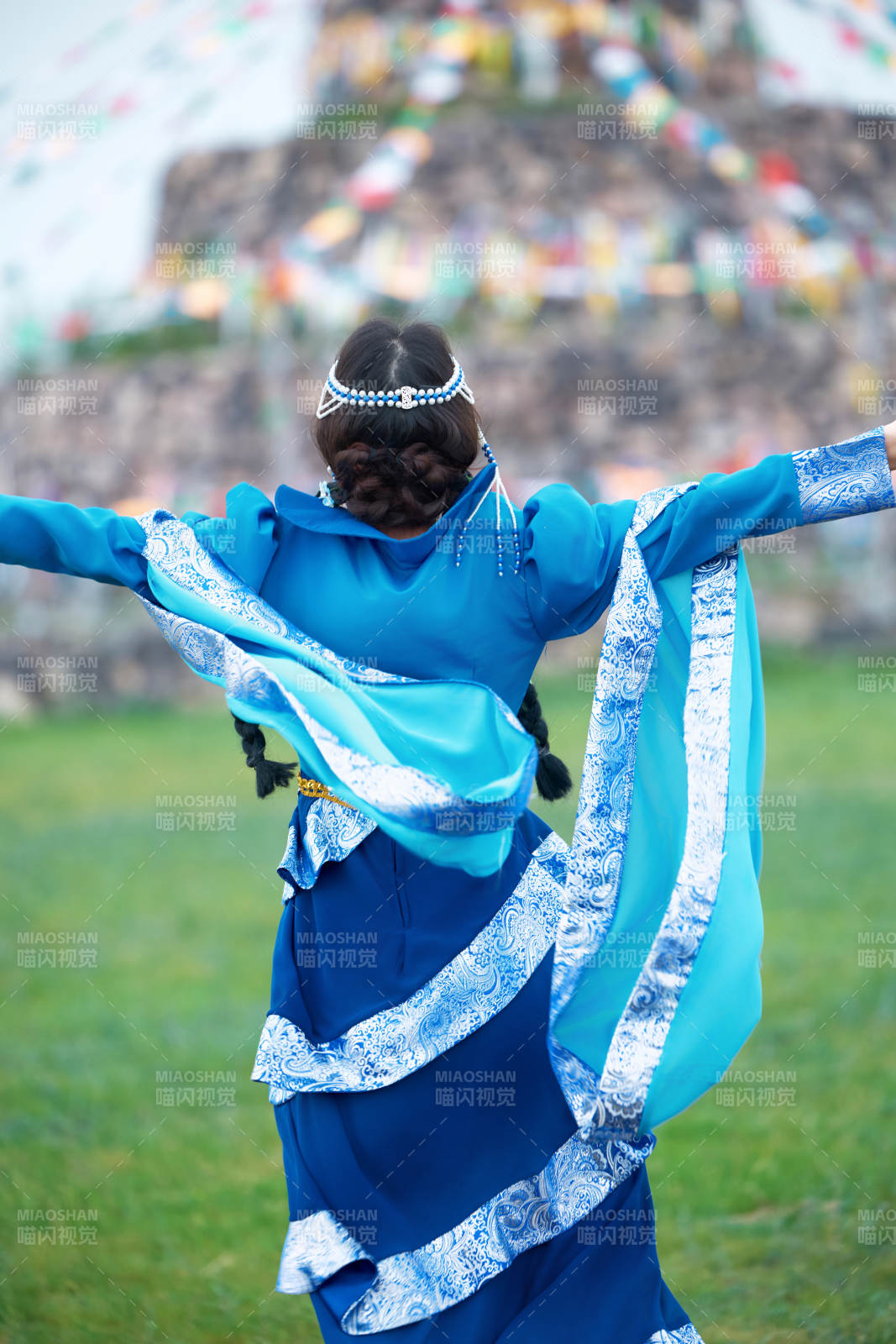 在草原穿著古風(fēng)服飾拍照的亞洲美女