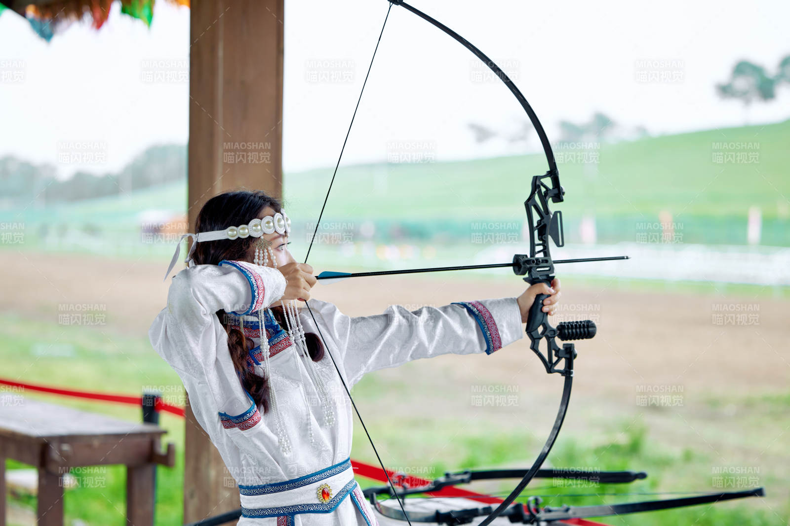 在草原景區(qū)靶場射箭的蒙古族美女