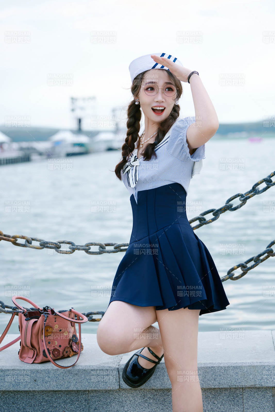身穿水兵服在湖畔打卡拍照的亞洲美女