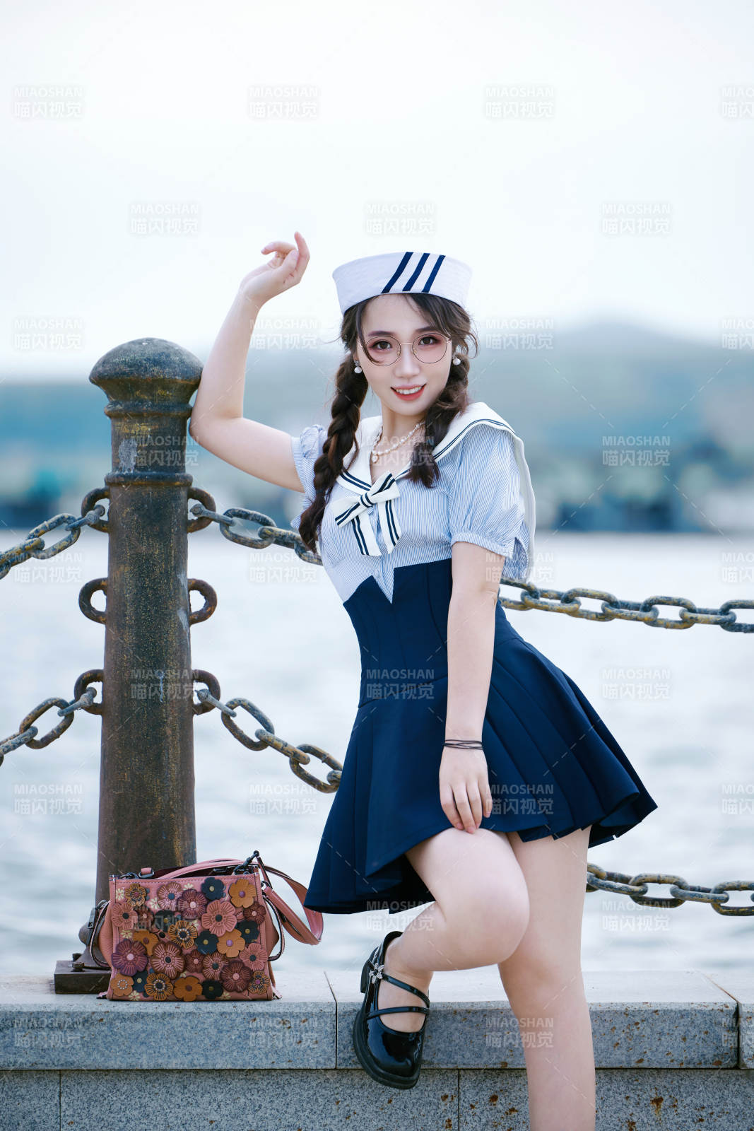 身穿水兵服在湖畔打卡拍照的亞洲美女