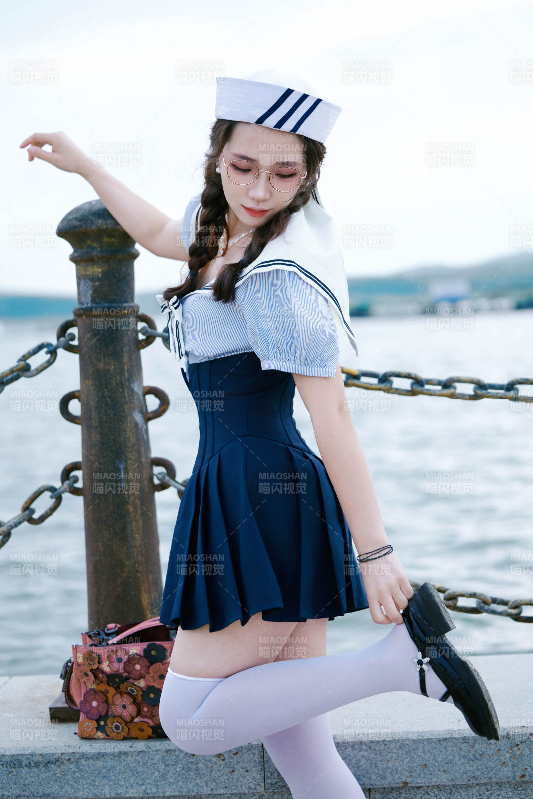 身穿水兵服在湖畔打卡拍照的亞洲美女