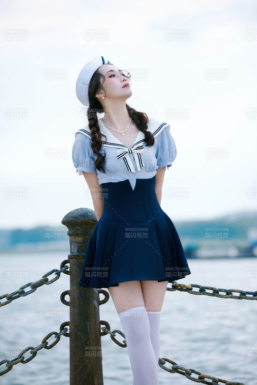 身穿水兵服在湖畔打卡拍照的亞洲美女