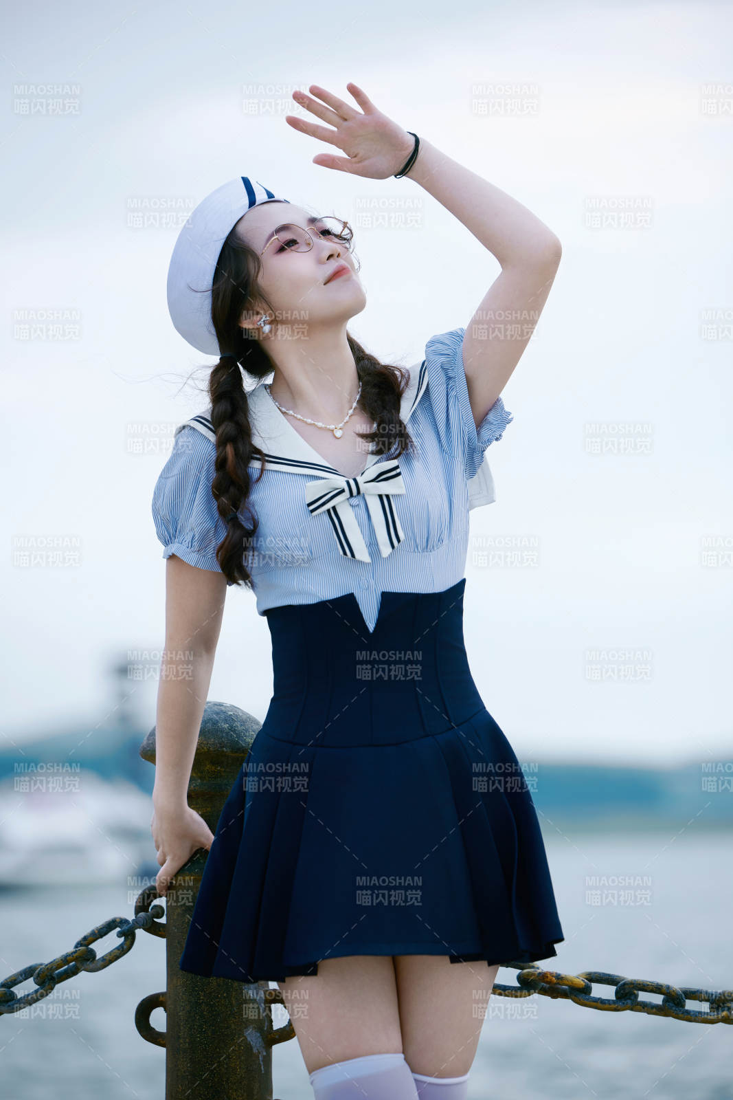 身穿水兵服在湖畔打卡拍照的亞洲美女